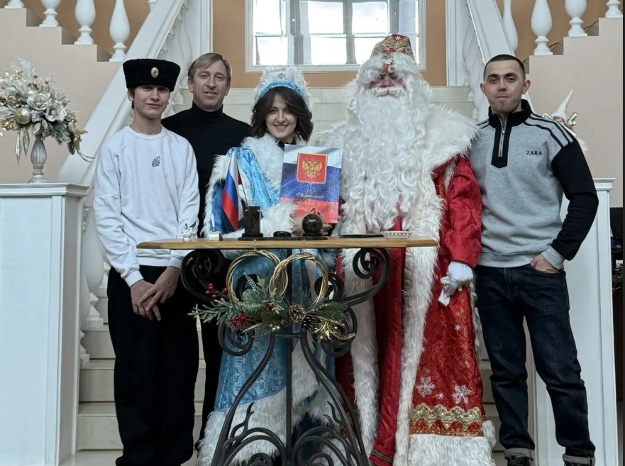 Пара из Воронежской области сыграла свадьбу в образах Деда Мороза и Снегурочки